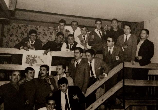Cena de la peña de amigos en el bar Niágara, en 1965.