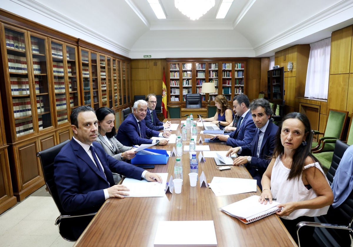 Reunión de la comisión mixta entre la sala de Gobierno del TSJA y el Principado.