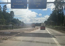 La caída de áridos sobre la autopista 'Y' provoca atascos kilométricos.