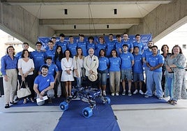 El rector, con el equipo universitario 4Space, en la EPI durante la presentación del vehículo espacial desarrollado en el último año.