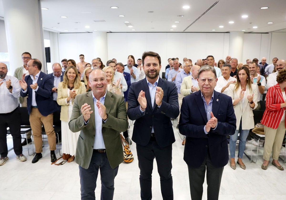 Miguel Tellado, Álvaro Queipo y Alfredo Canteli, alcalde de Oviedo, en el acto celebrado este martes en la capital asturiana.