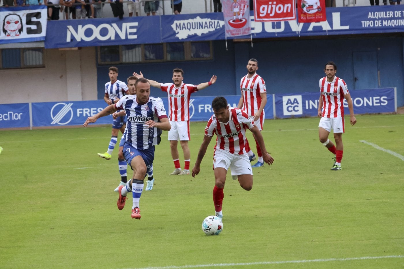Diego Sánchez, que partió de inicio en el lateral izquierdo, protege un balón en el partido contra el Real Avilés.