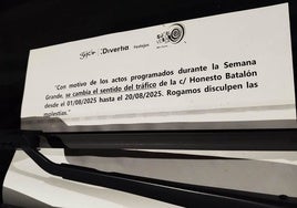 Nota informativa sobre el cambio de sentido en Honesto Batalón dejada en el parabrisas de un coche en Cimavilla.