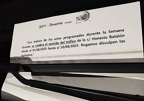 Nota informativa sobre el cambio de sentido en Honesto Batalón dejada en el parabrisas de un coche en Cimavilla.