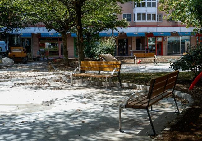 El parque Electra ya tiene mobiliario urbano.