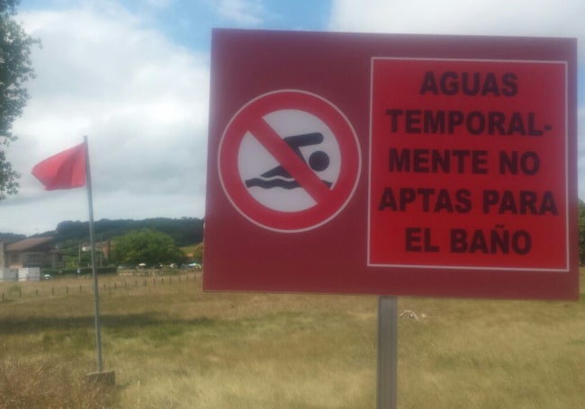 Cartel de cierre al baño en la playa de Bañugues, Gozón