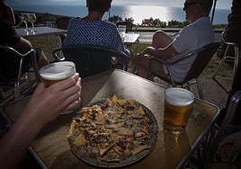 Comida y cerveza en un chiringuito de playa.