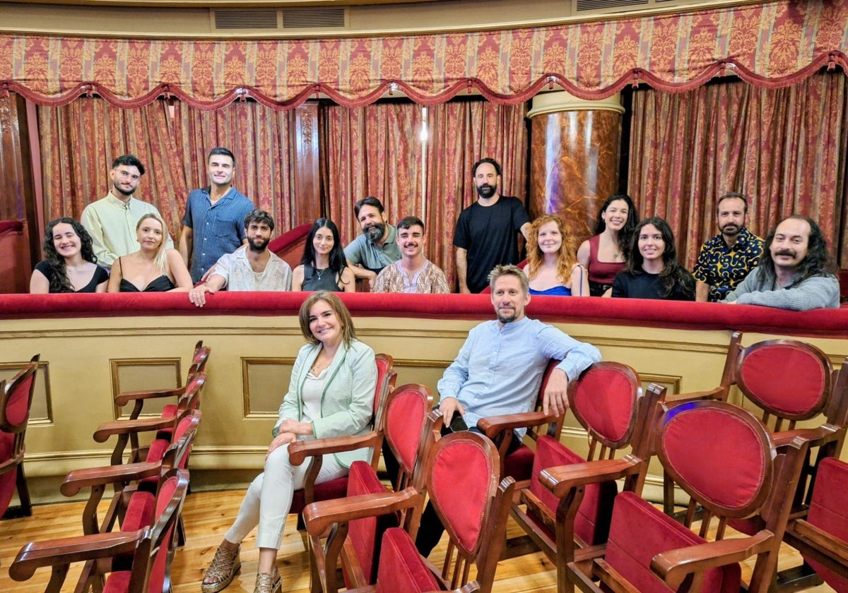 El director Rodrigo Arribas y la conejala Yolanda Alonso, delante, posan junto al elenco de 'Amor secreto hasta celos' en el patio de butacas del Teatro Palacio Valdés, donde se entrena este viernes.