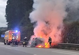 Retenciones en la entrada a la autopista Y desde Avilés por un coche ardiendo