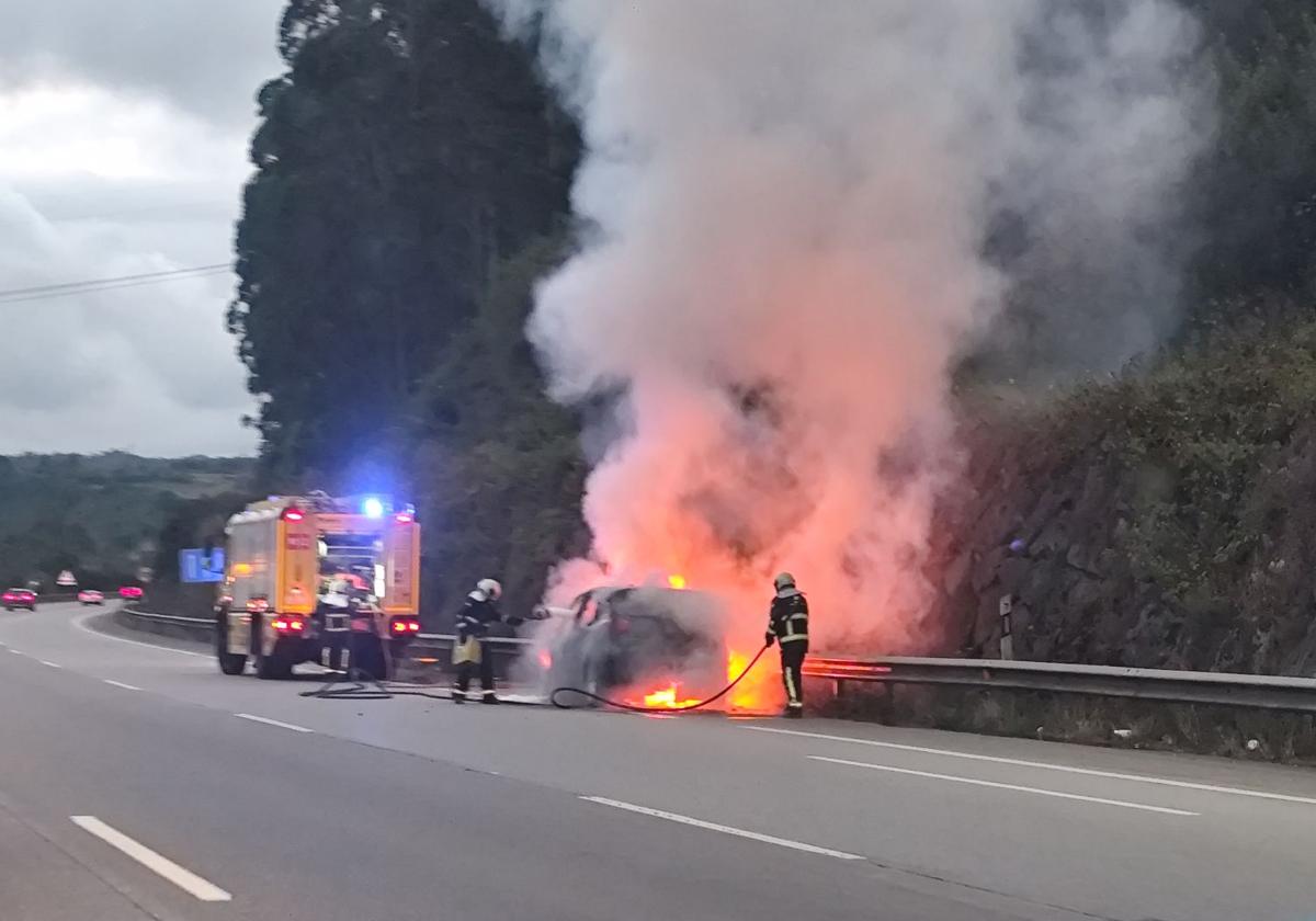 Retenciones en la entrada a la autopista Y desde Avilés por un coche ardiendo
