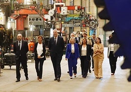 En primer término, Juan Cofiño, presidente de la Junta General del Principado; Carmen Moriyón, alcaldesa de Gijón, José Vicente de los Mozos, CEO de Indra; Amparo Valcarce, secretaria de Estado de Defensa; Gimena Llamedo, vicepresidenta del Principado, y Adriana Lastra, delegada del Gobierno en Asturias.