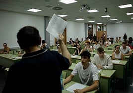 Alumnos realizando los exámenes de la PAU.