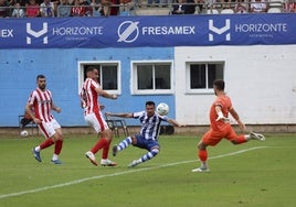 Natalio intenta un remate ante la salida de Yáñez.