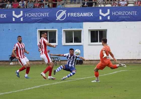 Natalio intenta un remate ante la salida de Yáñez.