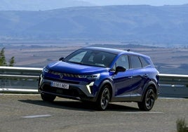 El Renault Symbioz full hybrid E-Tech de 160 CV. Recarga la batería en las frenadas y desaceleraciones y consigue un consumo mixto de sólo 4,3 litros cada 100 kilómetros.