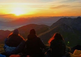 Más de ocho fechas distintas, repartidas a lo largo de todo agosto, para que cualquier persona pueda experimentar lo que significa dormir al raso, en plena montaña.