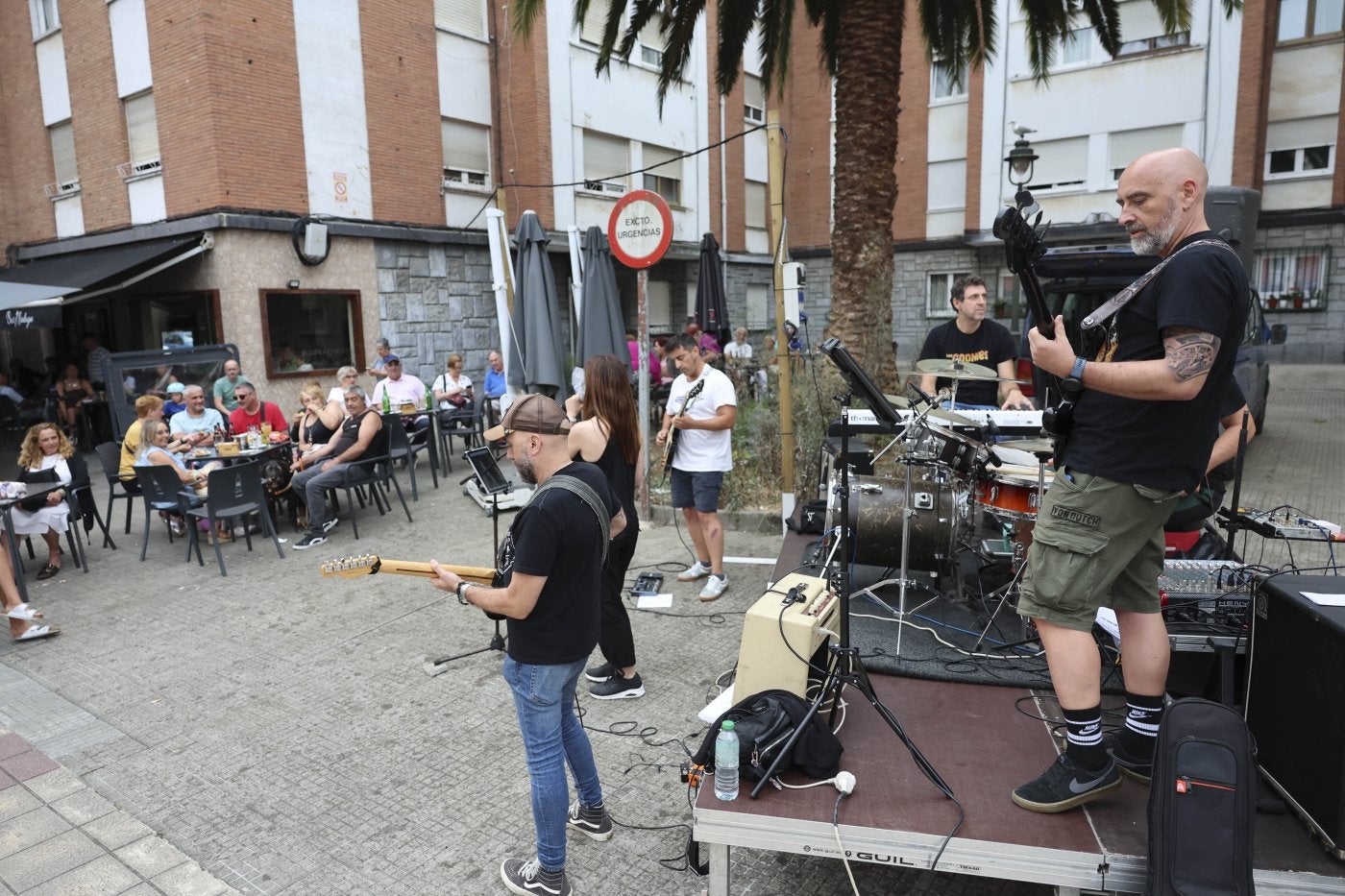 Las plazas de los barrios ya disfrutan de tapas y música