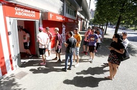 Colas de aficionados en El Molinón para renovar el abono de cara a la próxima temporada.