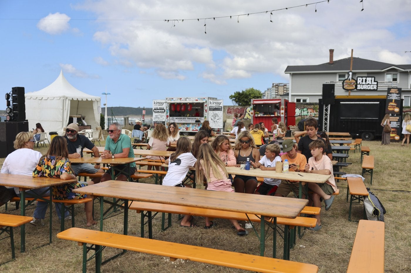 La zona gastronómica con las foodtrucks comenzó a llenarse pronto.