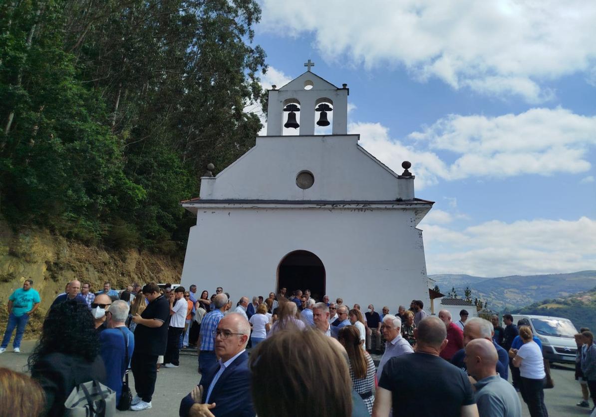 Decenas de personas esperan la llegada de las cenizas de Xuan Bello a la entrada del templo parroquial de San Frichoso, que se quedó pequeño.