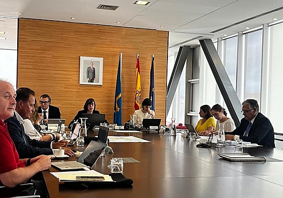 Reunión del consejo de administración del Puerto de Gijón que autorizó la obra municipal en la franja costera de Naval Azul con condicionales.