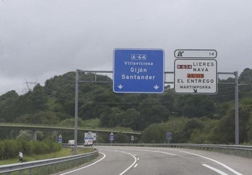 Herida una conductora tras chocar contra un camión en la A-64 en Siero