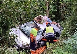 Um bombero y un sanitario tratan de evacuar a la mujer herida, que tuvo que ser excarcelada.