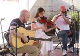 El grupo asturiano Entós ofreció ayer un concierto en Cimadevilla.