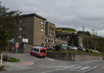 Excarcelan a una mujer tras chocar contra un camión en Tineo