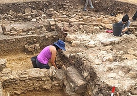 Trabajos en el yacimiento arqueológico de Llanera.