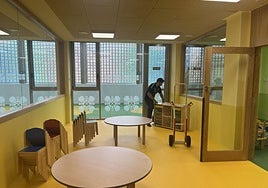 Un operario, al fondo, coloca el nuevo mobiliario de la escuela de 0 a 3 años de La Pola.