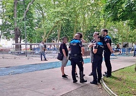 Agentes de la Policía Local comunican a los organizadores de La Grapa los problemas técnicos.