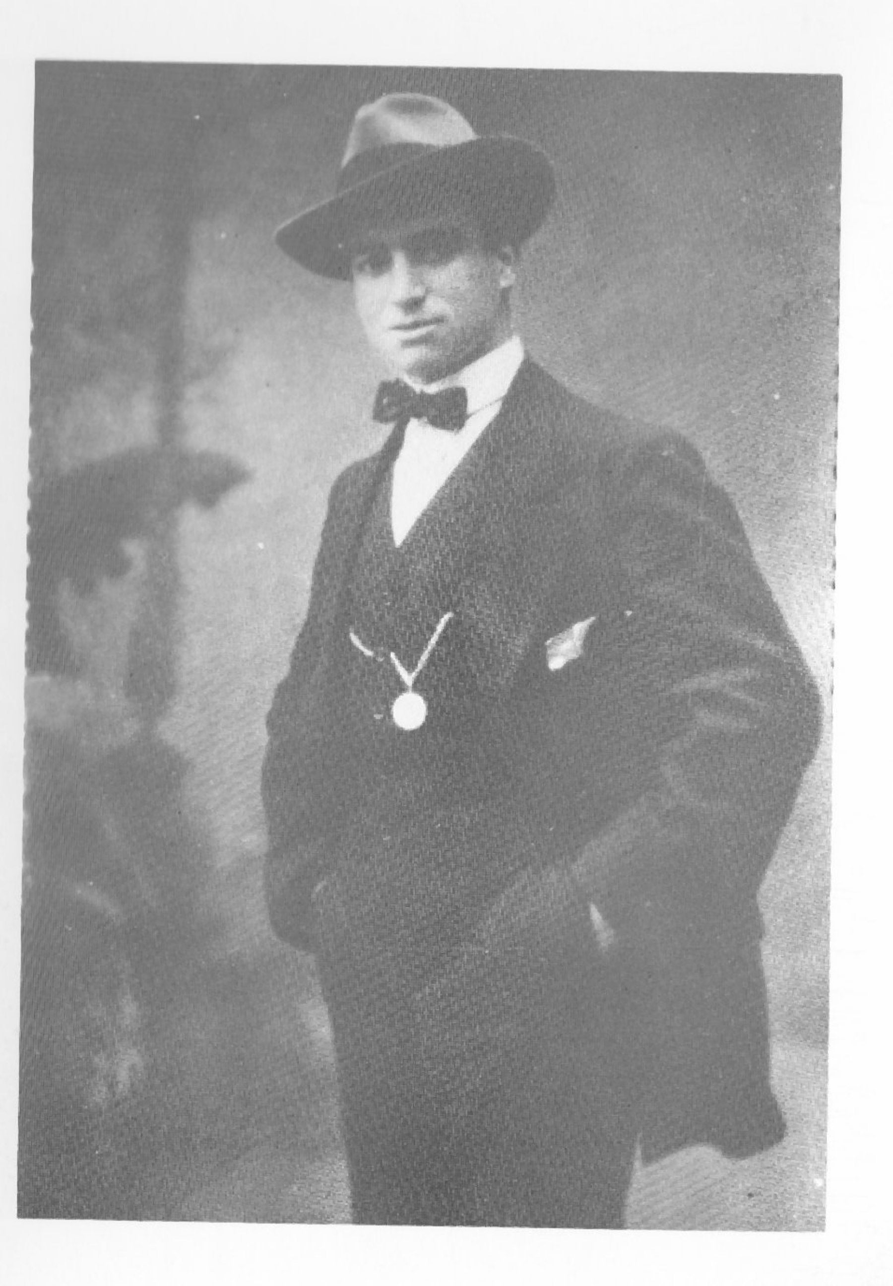 El pintor avilesino Luis Bayón.