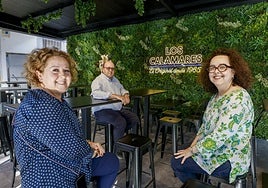 Historia familiar. Los hermanos Ima, Emilio y Charo López Melero, en la terraza que estrenan.