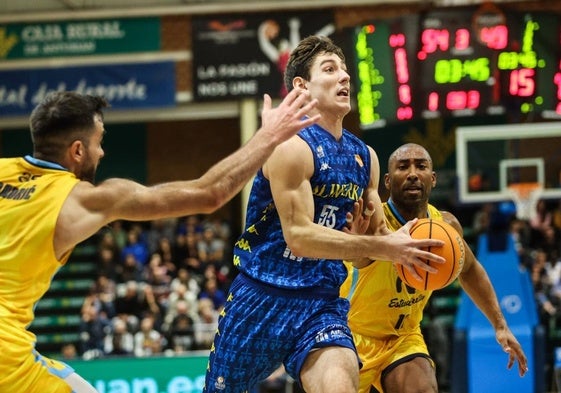 Raúl Lobaco, durante el encuentro de la pasada temporada ante el Estudiantes en Pumarín.