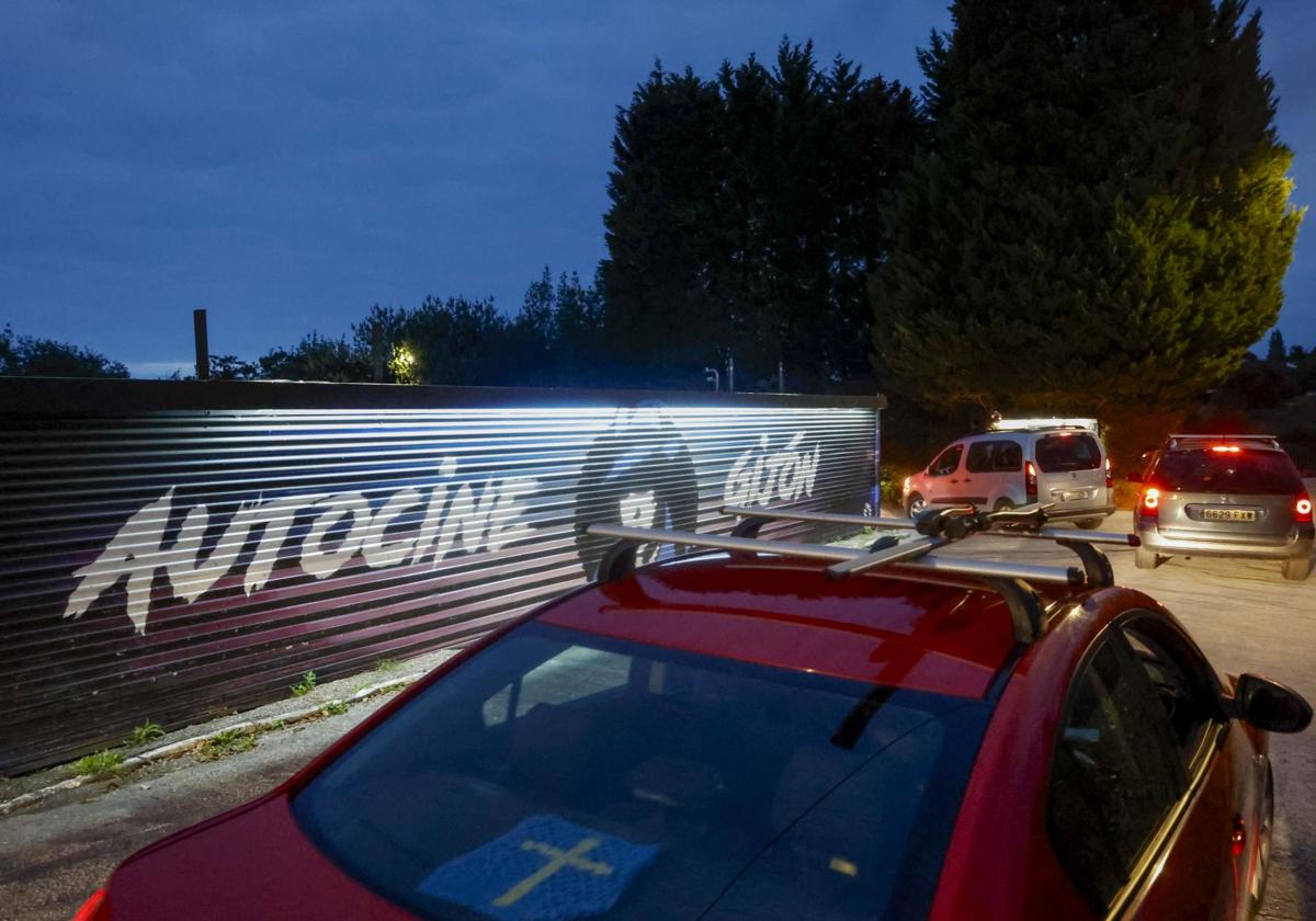 El autocine de Gijón cierra el telón tras 32 años.
