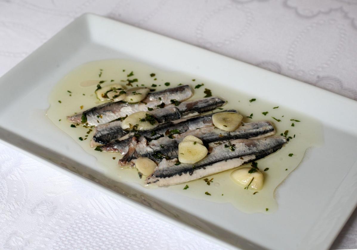 Plato de boquerones en vinagre.