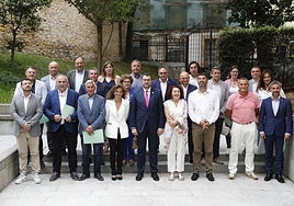 Los alcaldes de los 22 concejos que firmaron el convenio, con el presidente y la consejera de Educación.