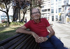 Mario Suárez del Fueyo, sentado en los Jardines de la Reina.
