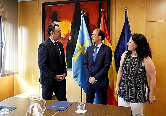El consejero Guillermo Peláez, el presidente de la Audiencia Provincial, Antonio Lorenzo, y la viceconsejera Encarnación Vicente, momentos antes de la reunión celebrada este viernes.