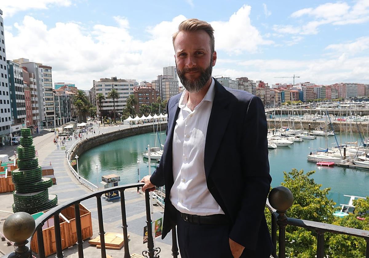 Daniel Martínez Junquera, director de Visita Gijón, en la Casa Paquet.