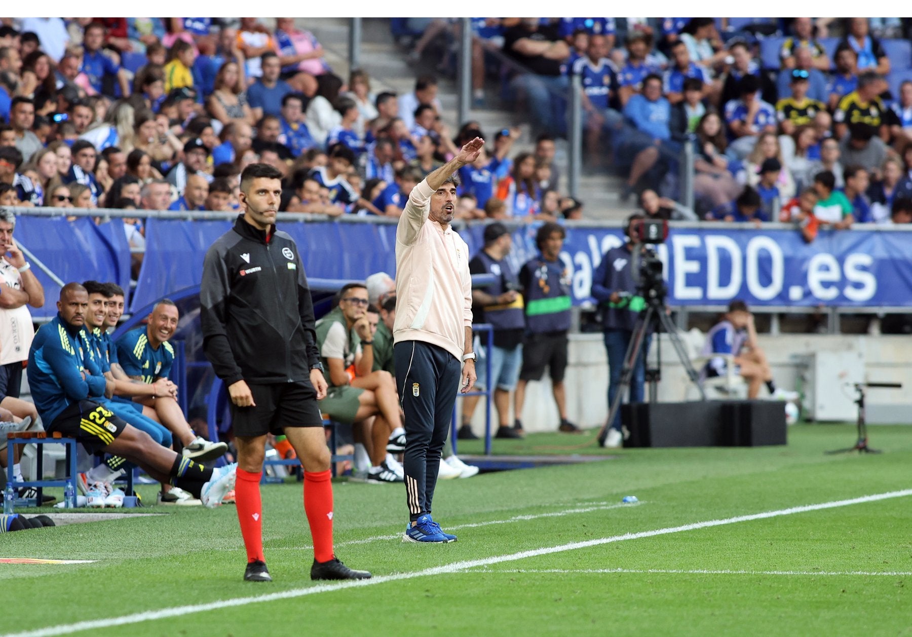 Paunovic da instrucciones durante uno de los partidos del triangular ante el Génova y el Villarreal.