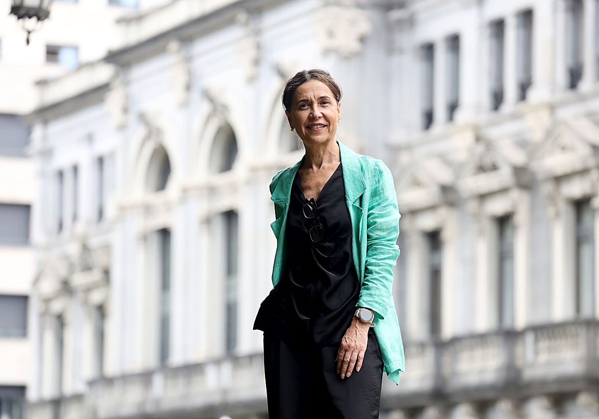 Dolores Carcedo, en el Campo de San Francisco, en Oviedo, con el edificio de la Junta General al fondo.