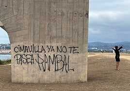 Pintada de grandes trazos realizada en la base del 'Elogio del Horizonte'.