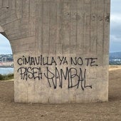 Pintada de grandes trazos realizada en la base del 'Elogio del Horizonte'.