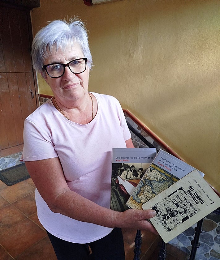 Imagen secundaria 2 - Arriba, José Manuel Fernández e Isabel d'Anuca, con su hija María y el marido de esta, Juan Lorences, en la casa familiar; a la izquierda, la casa 'viecha' de Manulón, donde nació y se crió en los veranos Xuan Bello. A la derecha, una vecina muestra los ejemplares que conserva del escritor.