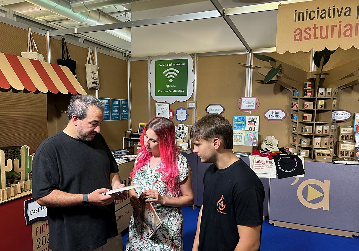 Inaciu Galán y Arantza Margolles, en la apertura del estand.