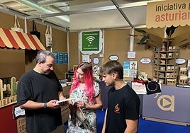 Inaciu Galán y Arantza Margolles, en la apertura del estand.