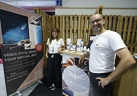 Marina Martorell y Alberto Maceda, en el estand de Gijón Impulsa que comparten con otros emprendedores.