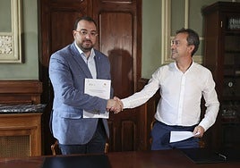 Adrián Barbón y Ovidio Zapico el 28 de julio de 2023, tras firmar el pacto de Gobierno.